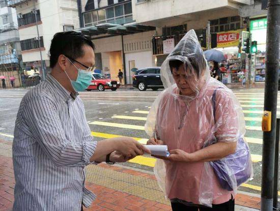 不畏雨骤风疾！香港人街头签名力撑“港版国安法”