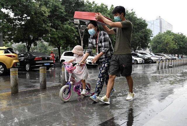 周末遇雷阵雨 市民请注意“黄色预警” 组图