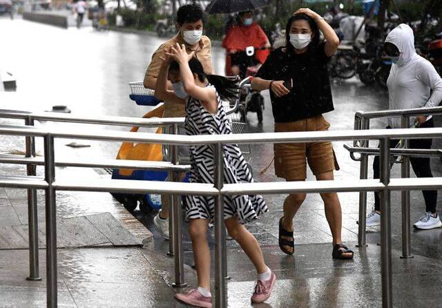 周末遇雷阵雨 市民请注意“黄色预警” 组图