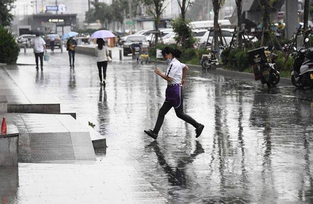 周末遇雷阵雨 市民请注意“黄色预警” 组图