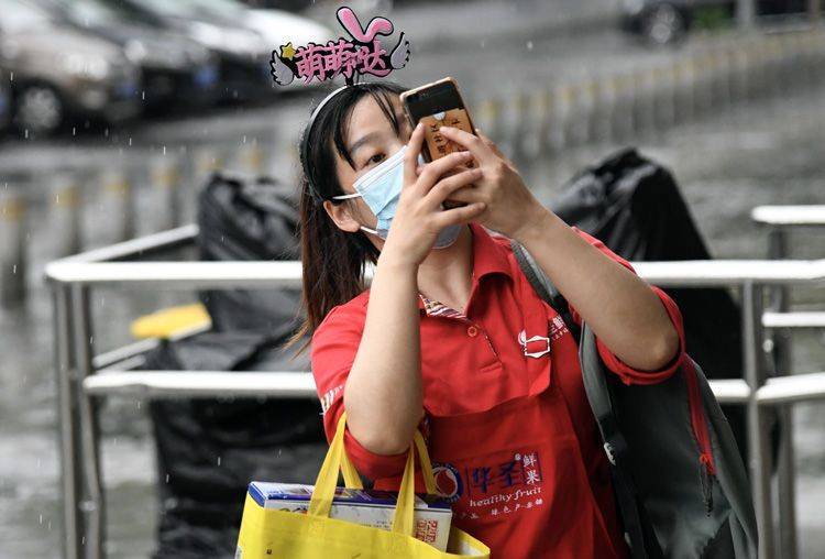 周末遇雷阵雨 市民请注意“黄色预警” 组图