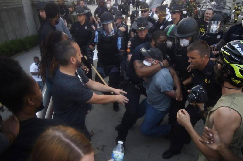 △亚特兰大市警察与示威者发生冲突（图片来源：美联社）