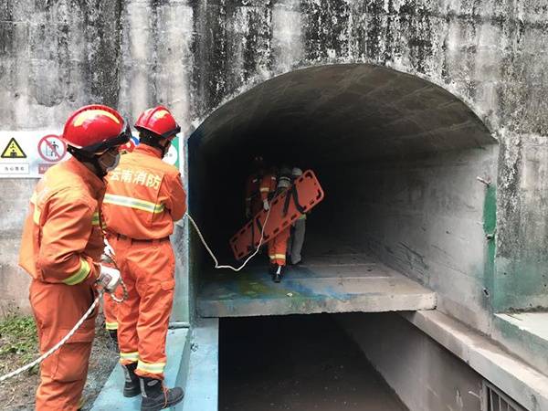 消防员进洞搜救。图片来源：普洱市消防救援支队