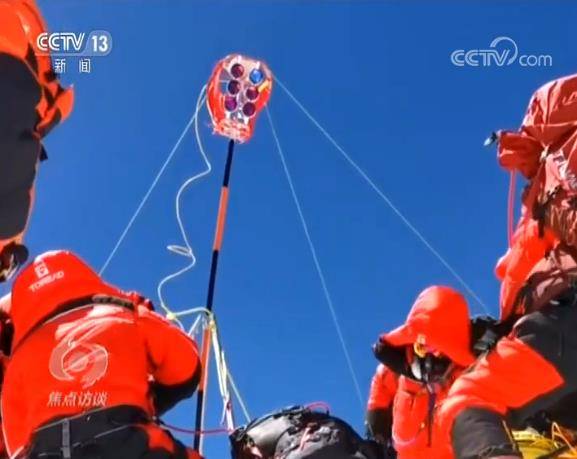 一波三折冲顶第一高峰 高程测量登山队如何为珠峰量身高？