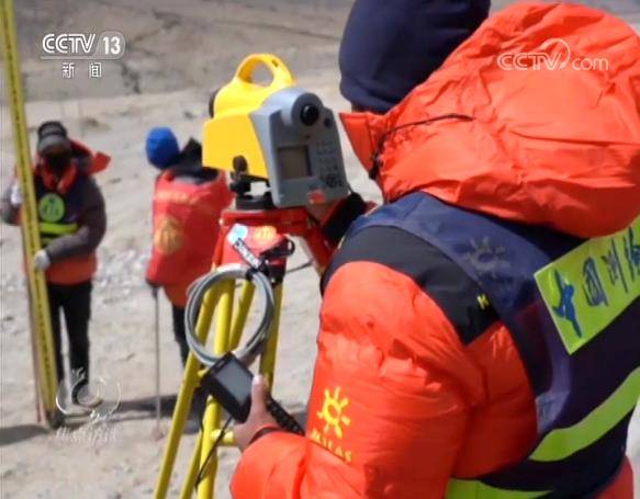 一波三折冲顶第一高峰 高程测量登山队如何为珠峰量身高？