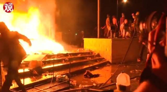  5月28日晚，示威者点燃明尼阿波利斯一所警察局