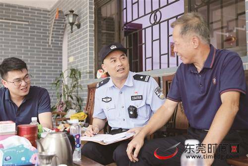 社区民警走街串巷摸“家底” “二标四实”提升治理水平