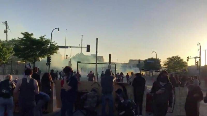 明尼阿波利斯市骚乱持续 警方发射闪光弹催泪弹驱散示威者