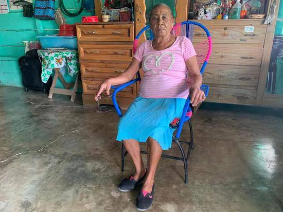5月13日，马文·卡纳维的母亲坐在危地马拉佩滕省圣路易斯镇的家中。新华社发（阿罗多·马丁内斯摄）