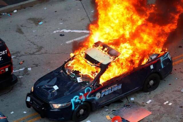 亚特兰大一辆警车被烧。图源：美联社