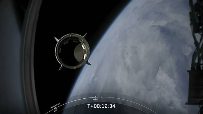 美国太空探索技术公司(SpaceX)猎鹰9号火箭发射成功“龙”飞船首次载人上太空