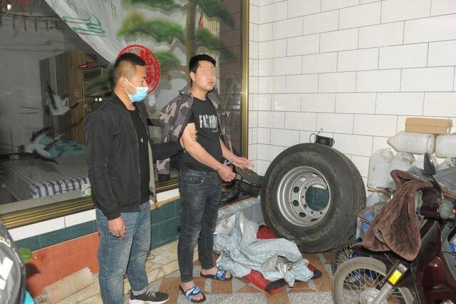 4月21日，犯罪嫌疑人指认被盗轮胎。图片/长治市公安局