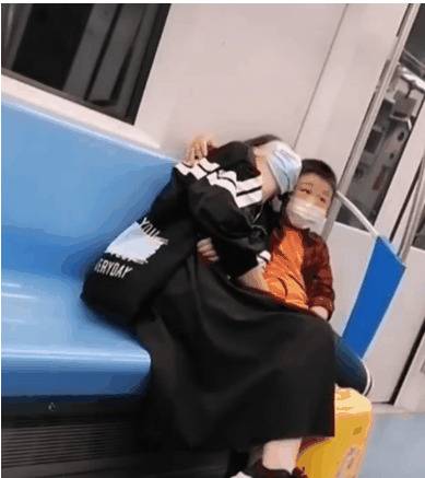 男童地铁上守护熟睡妈妈 下车前的这一幕更暖心(图)