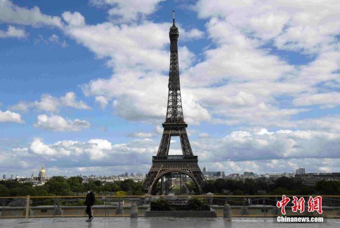 图为当地时间5月1日，法国巴黎的埃菲尔铁塔附近，行人极为稀少。中新社记者李洋摄