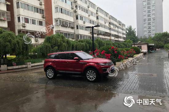 今晨，北京海淀雷雨阵阵。