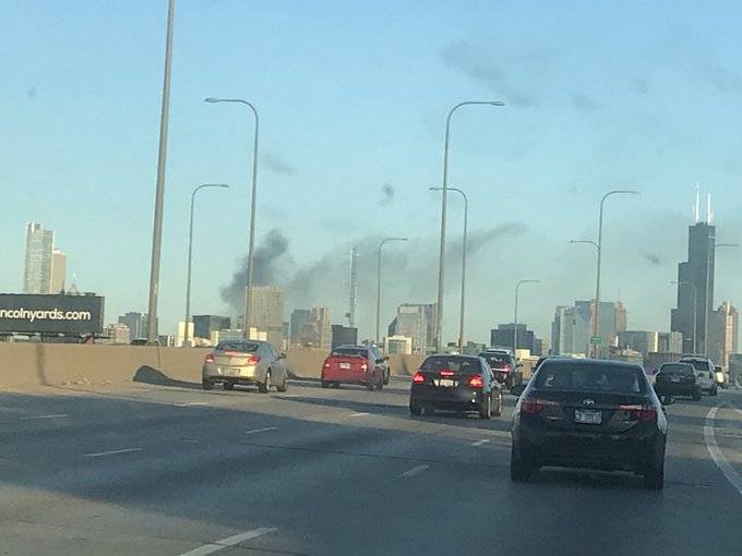 抗议者30日与警方发生冲突，芝加哥市区燃起数公里外可见的浓烟图自：社交媒体