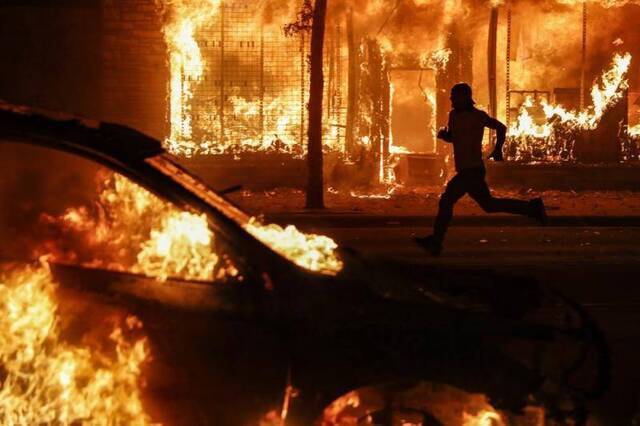 圣保罗市的抗议现场引起火灾。（美联社）
