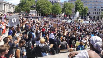 △数千民众在特拉法加广场参加了支持美国黑人的抗议活动