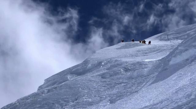 来之不易的珠峰登顶 攀登者经历了哪些挑战？