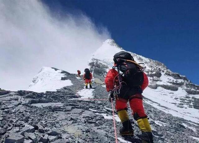 来之不易的珠峰登顶 攀登者经历了哪些挑战？