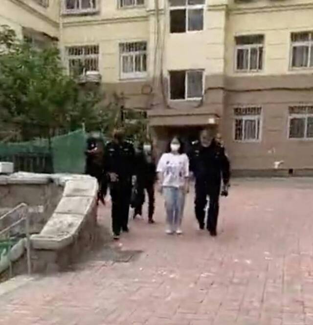 在一段网传视频中，瑶瑶于事发后被警方带走。视频截图