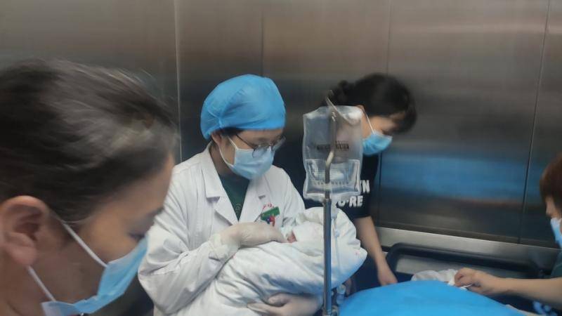 医护人员抱着彭银华的新生女儿。澎湃新闻记者郑朝渊图