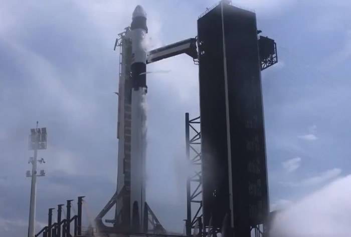 SpaceX载人“龙”飞船顺利升空美国首个商业营运的载人升空任务