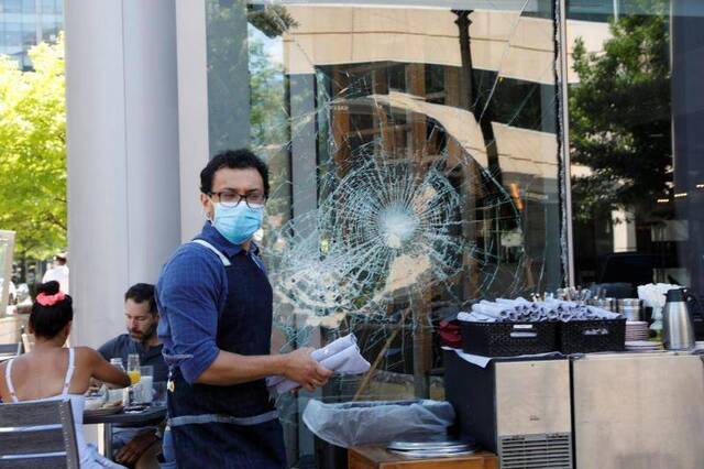 ▲华盛顿特区许多商铺的玻璃在暴乱中被砸碎。图据《华尔街日报》