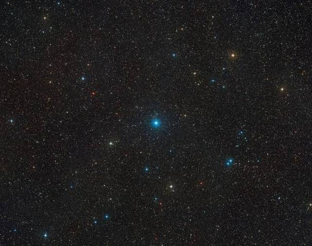 在这张由数字巡天2计划（Digitized Sky Survey 2）所拍摄的广视野影像中央，可以看到HR 6819恒星系统。这两颗恒星的距离极为接近，看起来