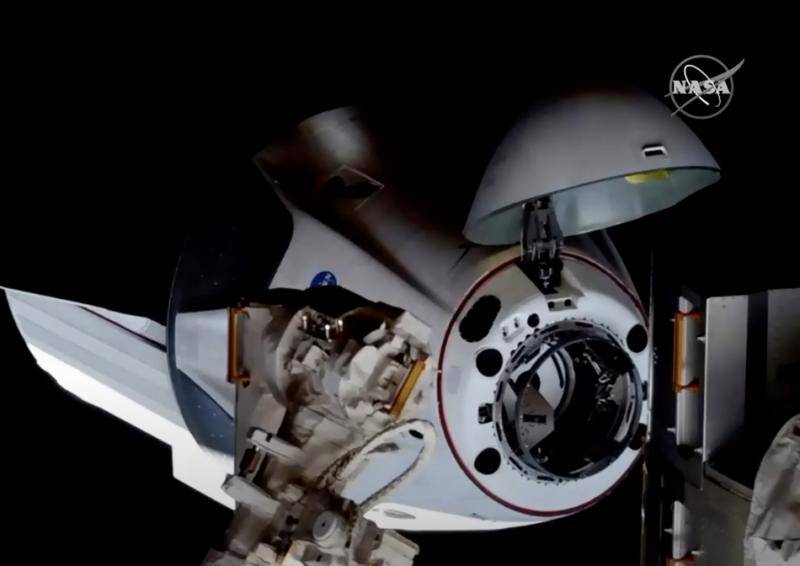 这张由美国航天局5月31日发布的视频截图显示美国太空探索技术公司“龙”飞船正在与国际空间站对接。新华社图