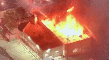 （图说：洛杉矶市，梅尔罗斯大道一幢建筑被点燃并燃烧了几个小时。）