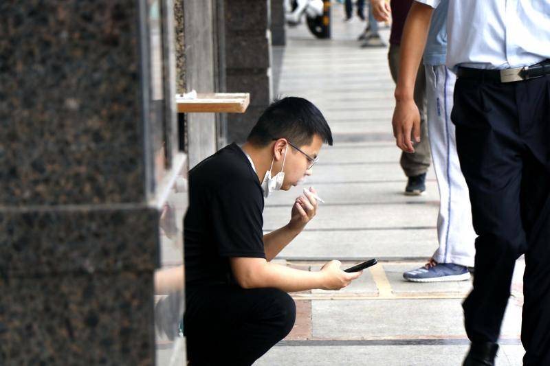 ▲2020年5月30日，北京，海淀世纪购物中心抽烟者。图据ICphoto