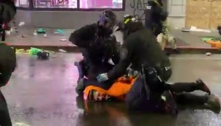 又现“跪脖锁喉”！西雅图警察逮捕示威者时跪脖戴手铐，被旁边同事用力推开