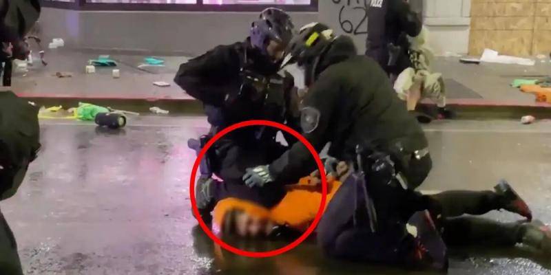 西雅图警察逮捕示威者时跪在其脖子上