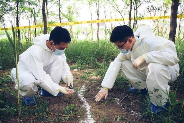 山西某高校法医学专业学生毕业照模拟“案发现场”