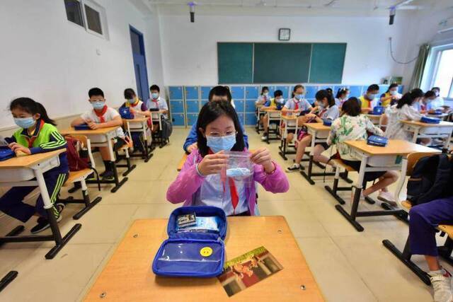 北京40万中小学生今日开学，第一课了解情绪、恢复视力