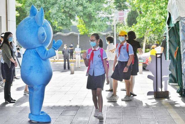 北京40万中小学生今日开学，第一课了解情绪、恢复视力