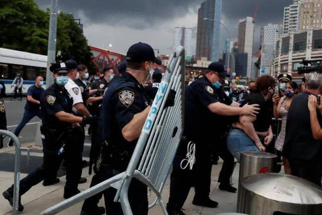 5月29日，在美国纽约，警察驱散抗议民众。图源：新华社/路透