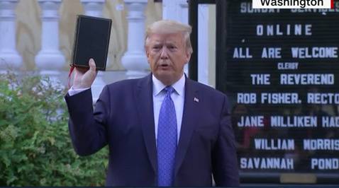 特朗普手持圣经在教堂前留影图源：CNN