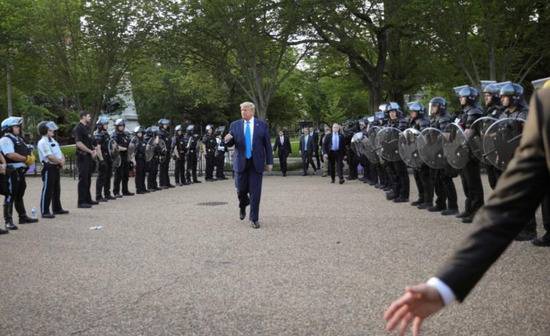 总统要走过去拍照，催泪弹“开路”先！