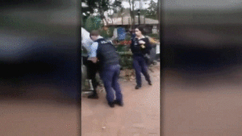 澳街头也现暴力执法：17岁原住民少年被警察猛踹 脸朝下倒地