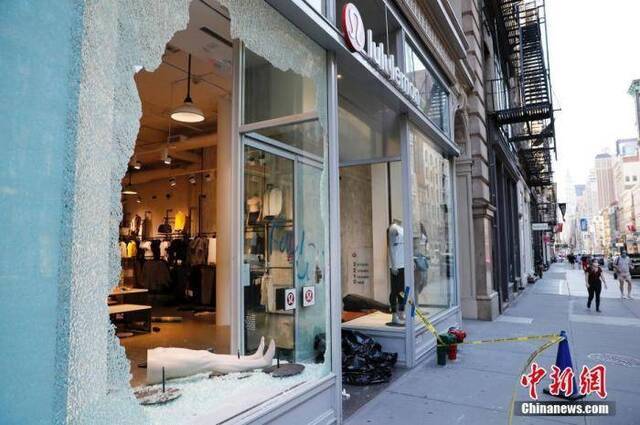 当地时间6月1日，纽约苏荷区一家商店橱窗破损。中新社记者廖攀摄