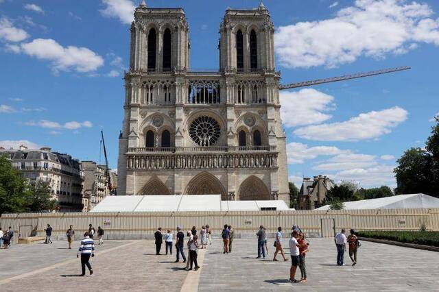 6月1日，巴黎圣母院前广场终于重新开放，游客和信徒蜂拥而至。资料图