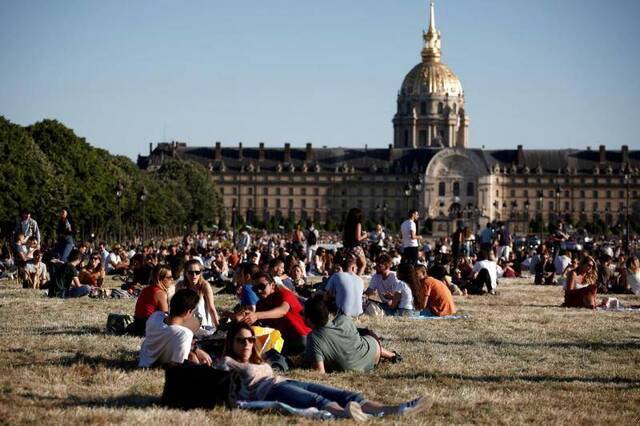 公园开放后，大批巴黎市民蜂拥而至，在草坪上野餐。资料图