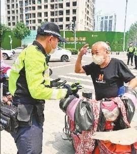 武汉交警全市一百个路口检查“一盔一带”