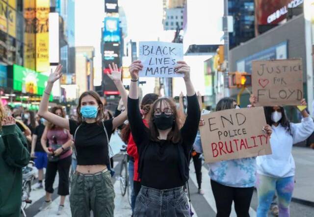  5月31日，在美国纽约时报广场，人们抗议警察暴力执法。新华社记者王迎摄