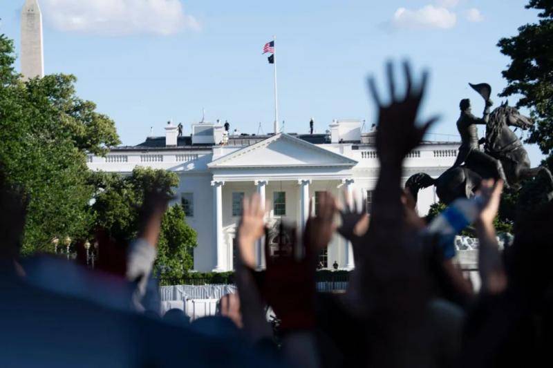  5月31日，在美国首都华盛顿，人们在白宫前举手抗议。新华社记者刘杰摄