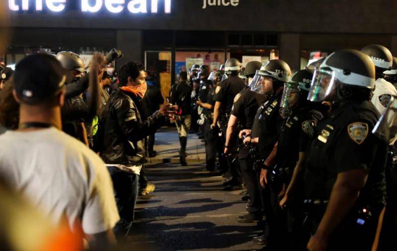 5月31日，在美国纽约联合广场附近，警察与抗议者对峙。新华社记者王迎摄