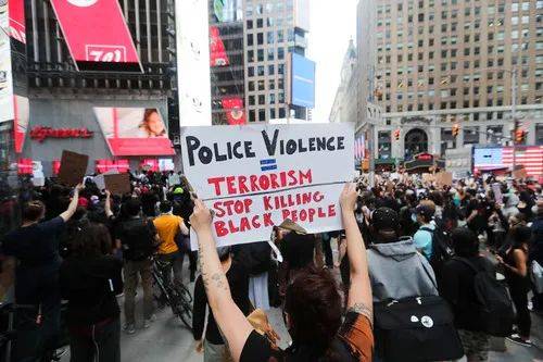  6月1日，民众在美国纽约时报广场抗议警察暴力执法。新华社记者王迎摄
