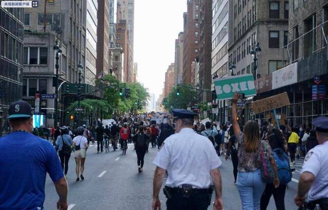 纽约抗议警察暴力执法活动进入第五天 沿路汽车鸣笛表示支持